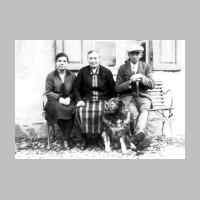 022-0542 Von links Kaethe Peterson, Frau Erzberger und Otto Erzberger um 1928-29.jpg